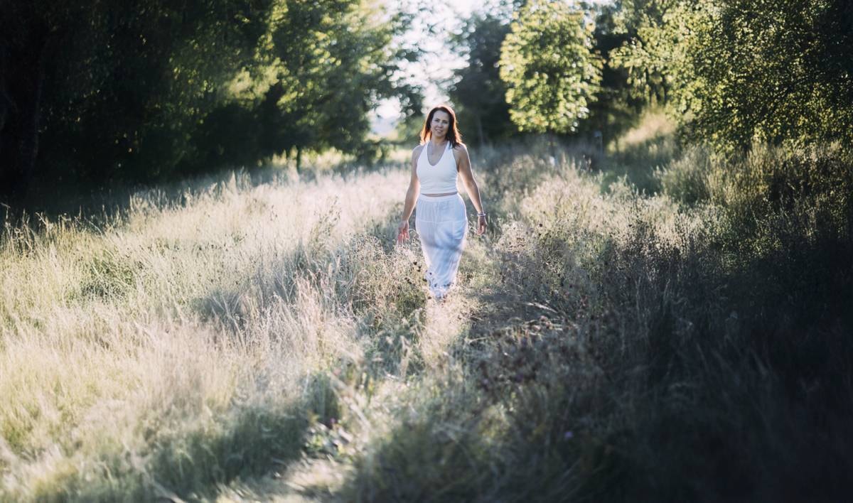 Jitka prochází loukou