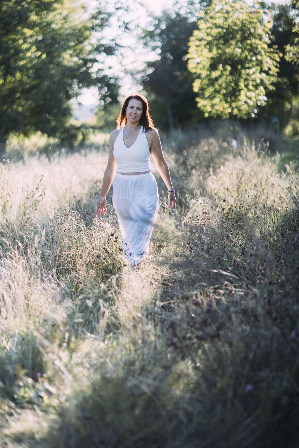 Jitka kráčí po louce s chime