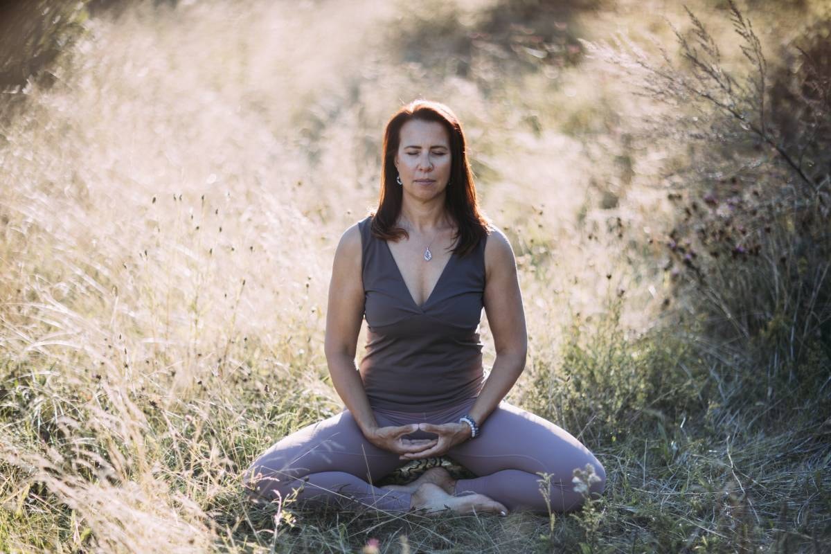 Jitka v meditační pozici v přírodě
