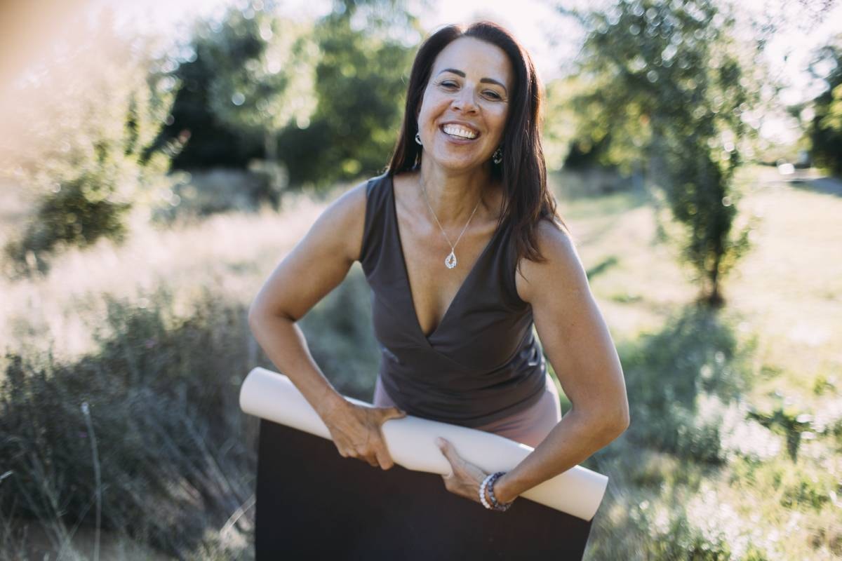 Jitka s úsměvem a jógovou podložkou