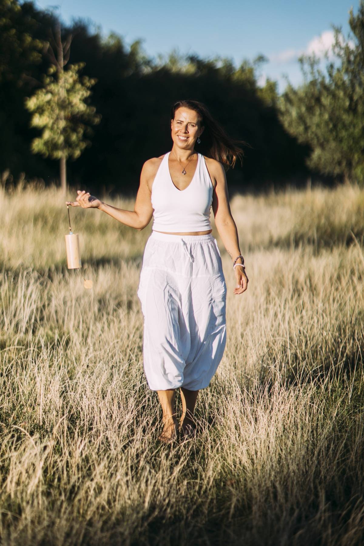 Jitka se srolovanou podložkou v ruce