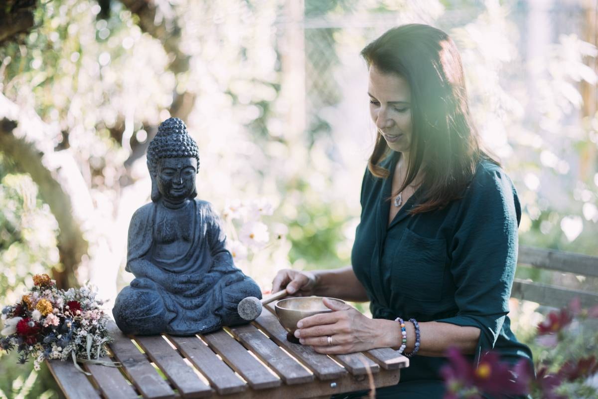 Jitka Jelínková cvičí jógu v zahradě